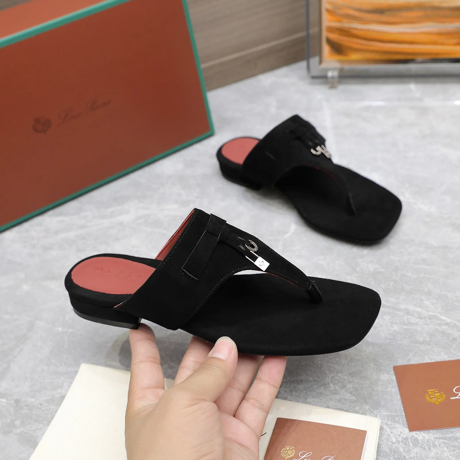 👟👟Ex-factory price 560👟👟 Purchasing-grade [Loro Piana] LP Mindil series T-strap thong sandals ✔️Top quality ✔️Soft sheep leather forms a tailor-made band that meets at the top of the upper and is fixed by a strong elastic ankle design. One is adorned with a discreet horn padlock, the other a gold circle badge. With its simple construction and sophisticated feel, these sandals are ideal for summer. ✔️Material: imported sheepskin fabric, sheepskin lining and feet ✔️Imported genuine leather outsole ✔️Code number: 35-42 (35/41/42 custom-made, non-refundable)